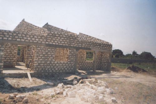 huis in aanbouw Kenia Maweni